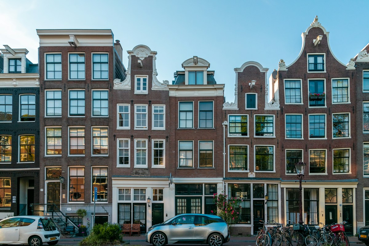 Nederlandse gevels aan een rustige straat